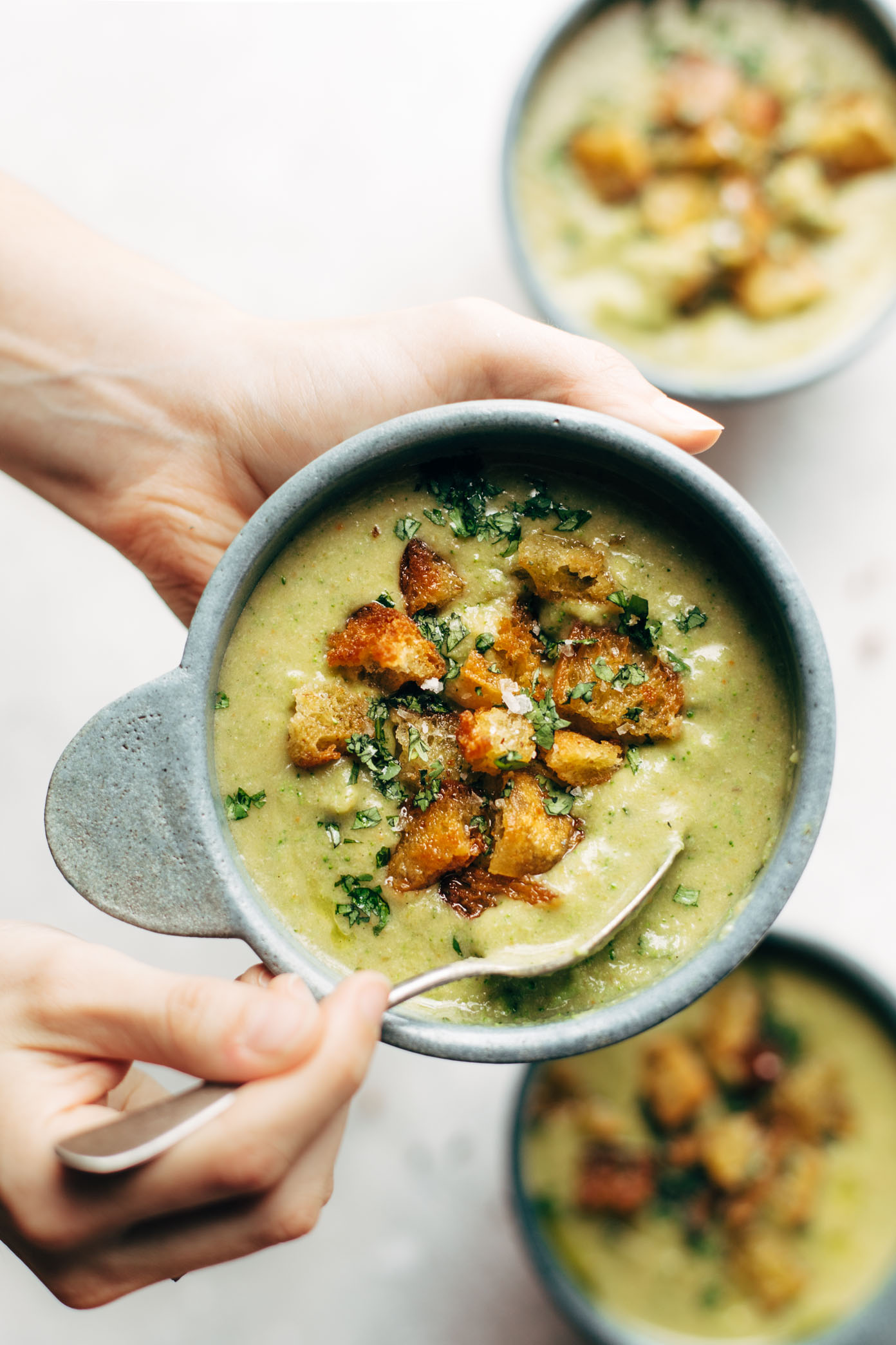 THE BEST detox broccoli cheese soup has silky smooth texture and classic broccoli cheese flavor with exactly zero ingredients out of a can. Real food meets comfort food. vegan / gluten free / vegetarian. | pinchofyum.com
