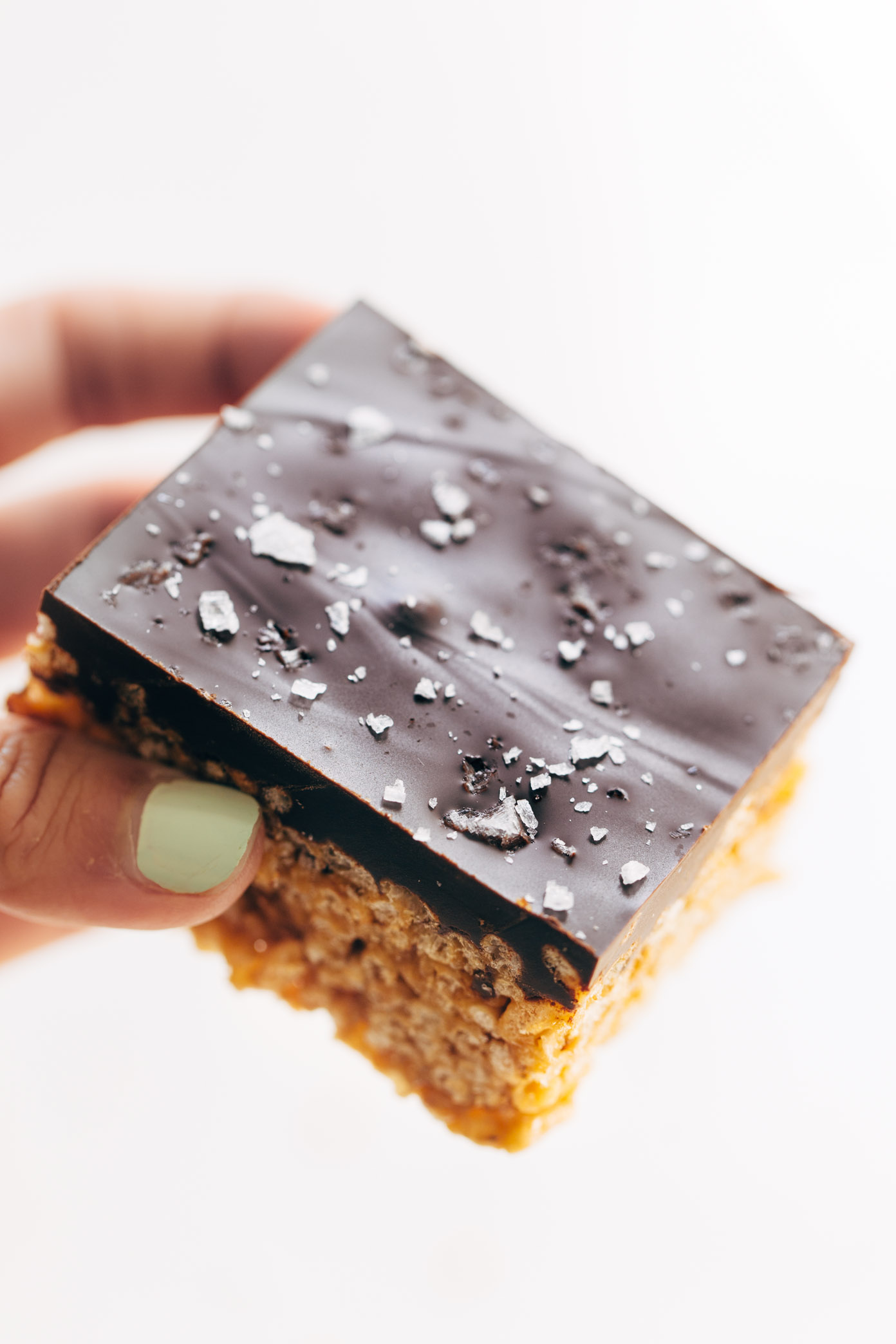 The classic chocolate-covered peanut butter rice krispie bars --> with 5 ingredients and minimal refined sugar, thanks to a few modern swaps! my go-to for road trip snacks. | pinchofyum.com” width=”600″ height=”900″ srcset=”/wp-content/uploads/2017/09/Modern-Scotcheroos-1-4.jpg 1392w, http://cdn.pinchofyum.com/wp-content/uploads/Modern-Scotcheroos-1-4-200×300.jpg 200w, http://cdn.pinchofyum.com/wp-content/uploads/Modern-Scotcheroos-1-4-768×1152.jpg 768w, http://cdn.pinchofyum.com/wp-content/uploads/Modern-Scotcheroos-1-4-600×900.jpg 600w” sizes=”(max-width: 1392px) 100vw, 1392px”></p>
<div class=